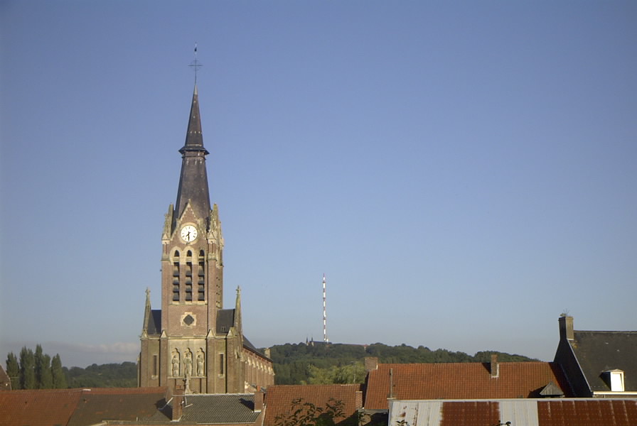 Vue de l'église du village et du mont des cats